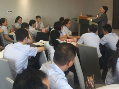 情緒壓力管理  課程背景： 身處現代社會中，似乎每一個人都背負著說不完的壓力，在王曦英老師過往超過900多場培訓中現場調研發現：大概9成以上的學員表示有壓力，其中3成學員覺得壓力大到無法承受，4成學員